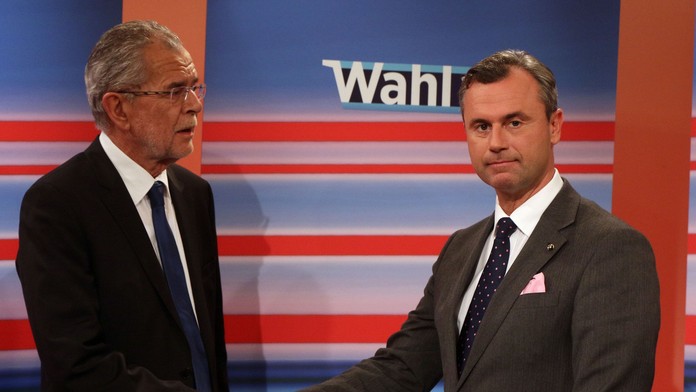 Kandidát pravicovej Slobodnej strany Rakúska (FPÖ) v prezidentských voľbách Norbert Hofer (vpravo) a súper.