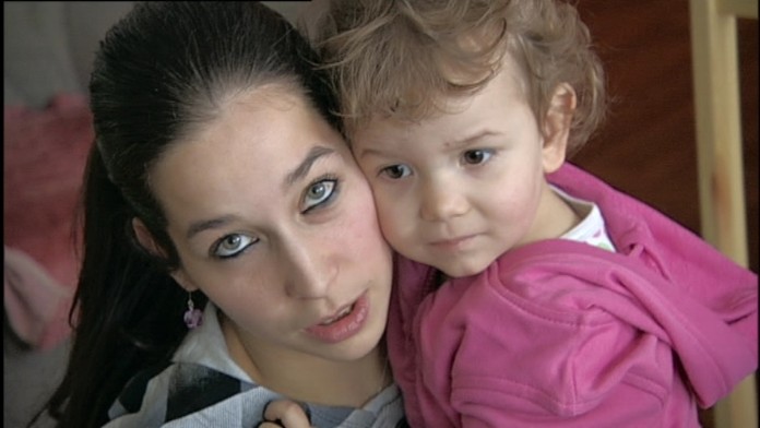 Súd malú Zuzku dočasne zveril do starostlivosti matke 