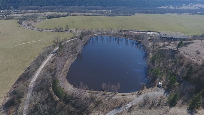 Očerpávanie kalu z gudrónovej jamy v Predajnej.