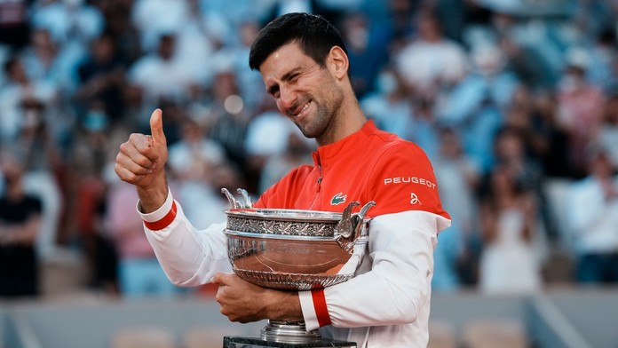 Novak Djokovič pózuje s trofejou po výhre nad Grékom Stefanosom Tsitsipasom vo finále mužskej dvojhry na Roland Garros.