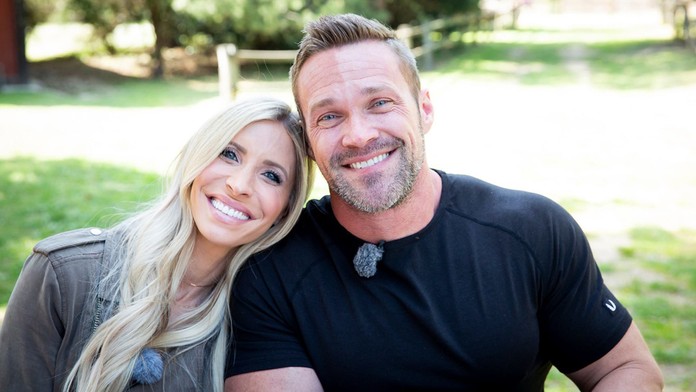 Daniel Caligiuri zo Schalke oslavuje gól na pôde Dortmundu.