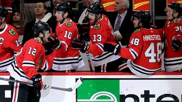 Hokejista Chicaga Blackhawks Tomáš Jurčo gratuluje spoluhráčovi Alexovi DeBrincatovi.