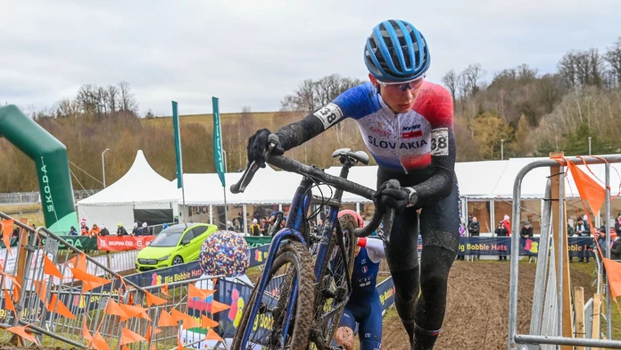 Viktória Chladoňová počas cyklokrosových MS junioriek
