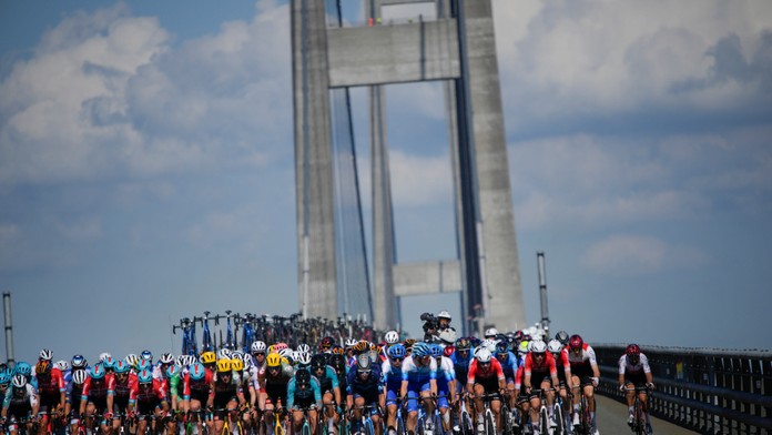 Pelotón prechádza Mostom cez Veľký Belt.