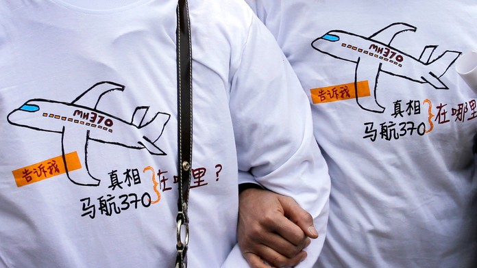 Na archívnej snímke z 8. marca 2015 príbuzní čínskych pasažierov nezvestného letu MH370 malajzijskej leteckej spoločnosti Malays