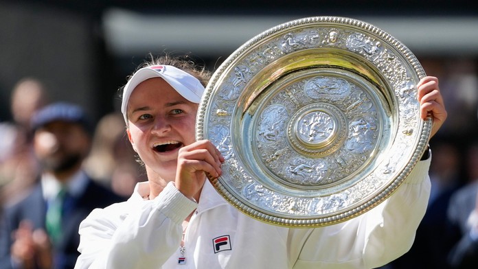 Wimbledon má opäť českú šampiónku. Krejčíková zdolala favorizovanú súperku a oslavuje grandslamový titul