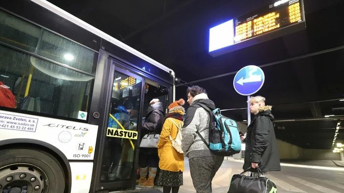 Alpská lyžiarka Alice Robinsonová v obrovskom slalome v Sestriere.