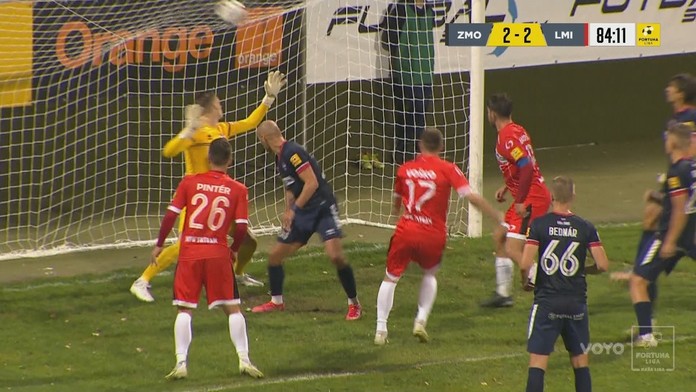 Voško (Lipt. Mikuláš) strieľa vyrovnávajúci gól v zápase proti ViOnu.