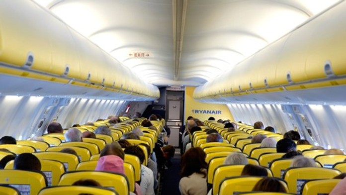 Absurdná scéna na palube lietadla. Cestujúci žuval stránky pasu, jeho spoločník ho chcel spláchnuť