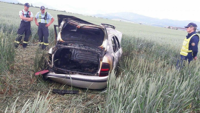 Auto bolo v strede poľa. 