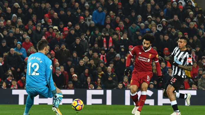 Mohamed Salah prekonáva Martina Dúbravku.