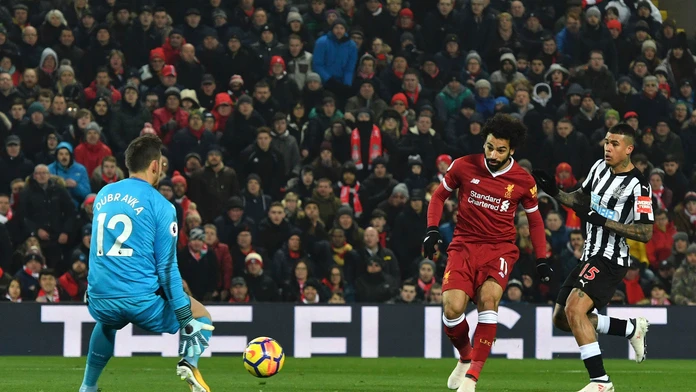 Mohamed Salah prekonáva Martina Dúbravku.
