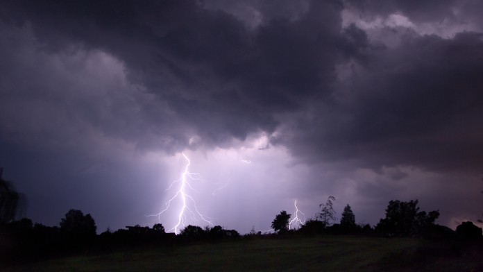 Mieria k nám nočné búrky s lejakmi a krúpami. SHMÚ vydal aj výstrahu