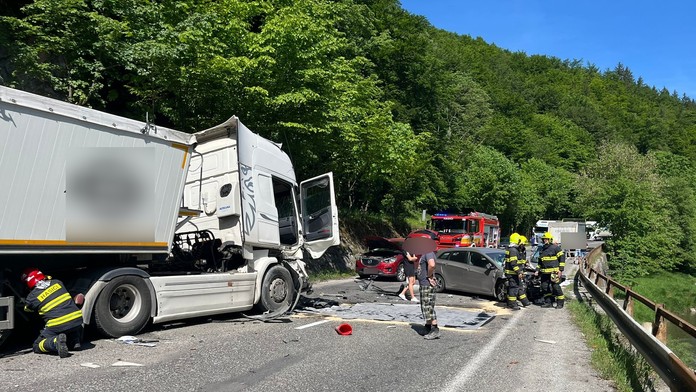 FOTO: Vážna nehoda za Kraľovanmi. Kamión sa zrazil s tromi autami