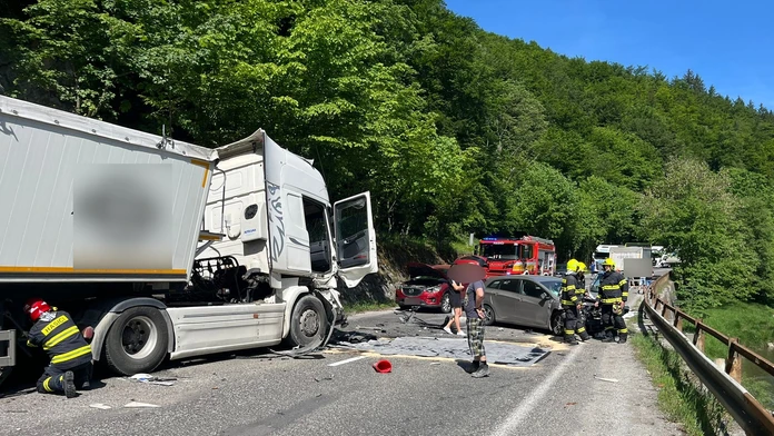 FOTO: Vážna nehoda za Kraľovanmi. Kamión sa zrazil s tromi autami