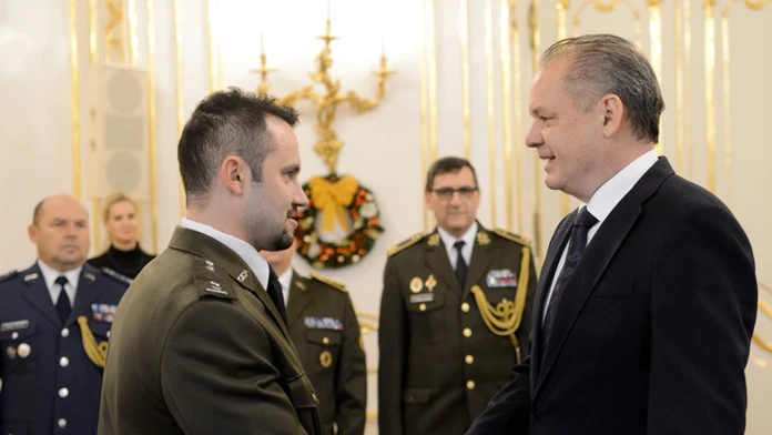 Andrej Kiska (vpravo) odovzdáva Medailu za statočnosť na zahraničnej misii príslušníkovi OS SR rotnému Andrejovi Adamkovi.