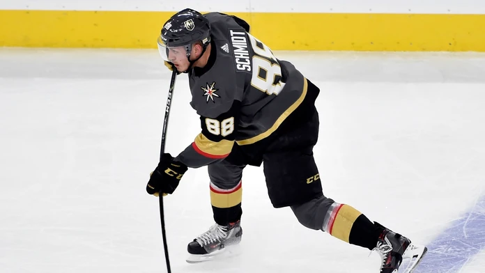 Obranca Nate Schmidt  z tímu Vegas Golden Knights.