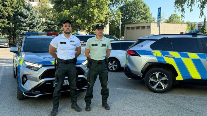 Ležal v kaluži krvi a prestal dýchať. Policajti bojovali o jeho život priamo na ulici