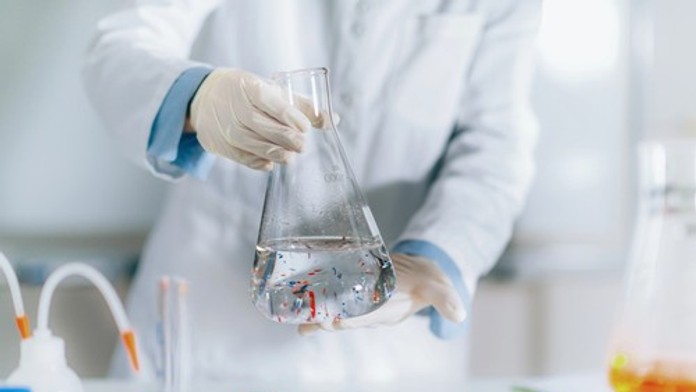 Mikroplasty sú všade. Do tela ich dostávame z úplne bežných činností