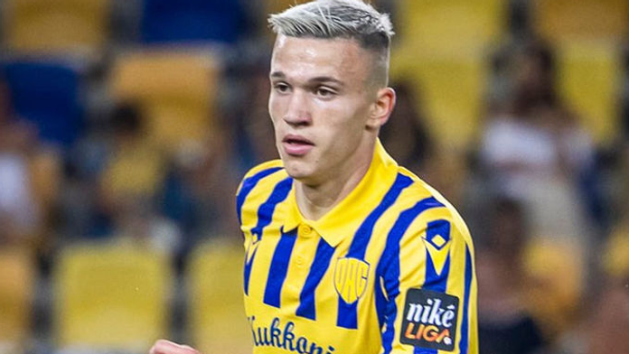 Ledva má občiansky a už hral s profesionálmi. V slovenskej lige nastúpil historicky najmladší hráč