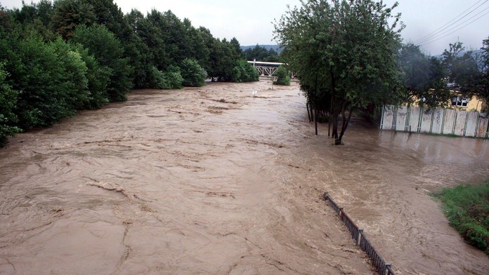 Rozvodnená Handlovka na archívnej snímke.