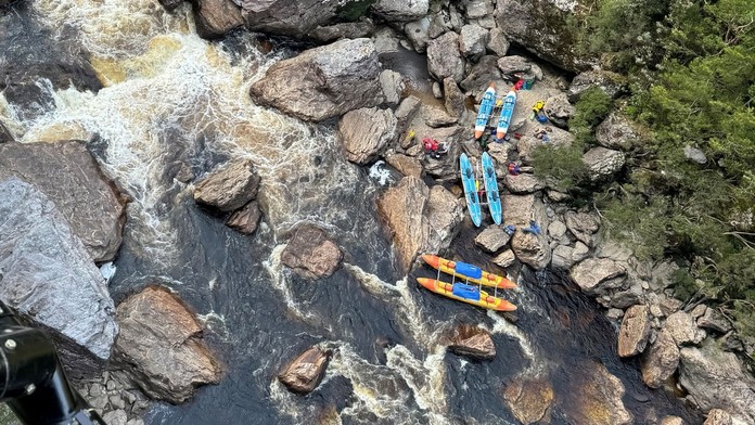 VIDEO: Splav rozbúrenej rieky sa zmenil na nočnú moru. Turistovi museli amputovať nohu priamo medzi perejami