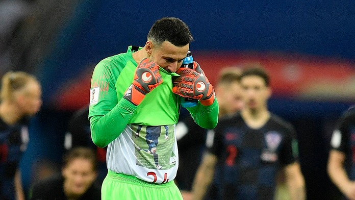 Chorvátsky brankár Danijel Subašič po dueli s Dánskom na MS 2018 a tričkom svojho kamaráta.