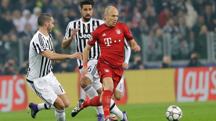 Arjen Robben (Bayern) uniká s loptou pred Leonardom Bonuccim (vľavo) a Samim Khedirom (v strede)z Juventusu. 