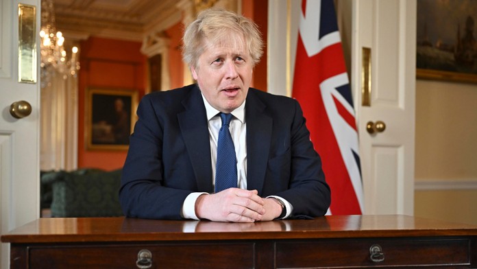 Británia zmrazí aktíva veľkých ruských bánk, uviedol premiér Johnson