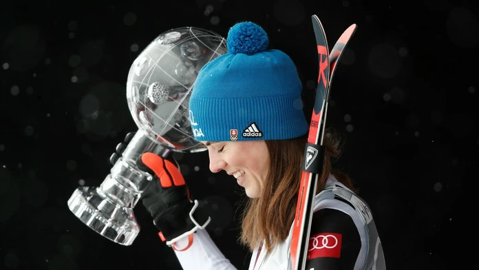 Petra Vlhová a veľký kryštáľový glóbus.