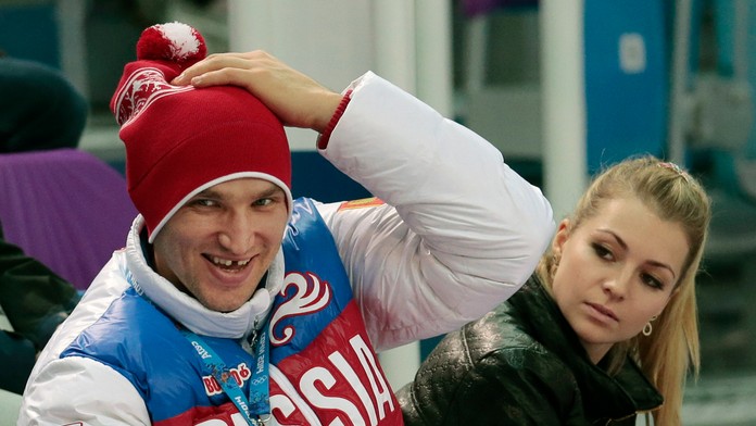 Ruský hokejista Alexander Ovečkin a ruská tenistka Maria Kirilenková sledujú krátky program športových dvojíc v krasokorčuľovaní