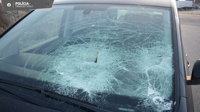 FOTO: Kus ľadu zranil ženu v aute. Vodičom hrozia za túto chybu mastné pokuty