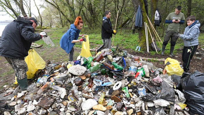 Plné ruky práce. Dobrovoľníci vytiahli zo Zemplínskej šíravy viac ako dve stovky vriec odpadu