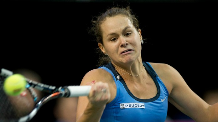 Slovenská tenistka Jana Čepelová odvracia loptičku Kanaďanke Eugenii Bouchardovej v tretej dvojhre barážového stretnutia o účasť