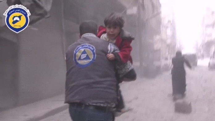 Biele helmy v akcii.