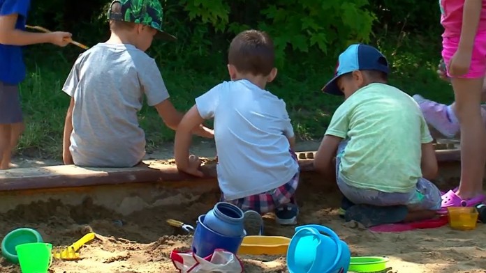 Je štátna škôlka vášho dieťaťa počas leta zatvorená? Do súkromnej ho nevezmú
