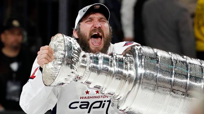 Capitals získali Stanleyho pohár.