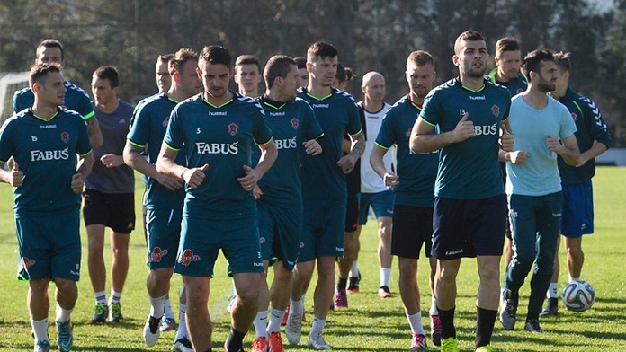  Na archívnej snímke futbalisti FK Iskra Borčice počas tréningu.