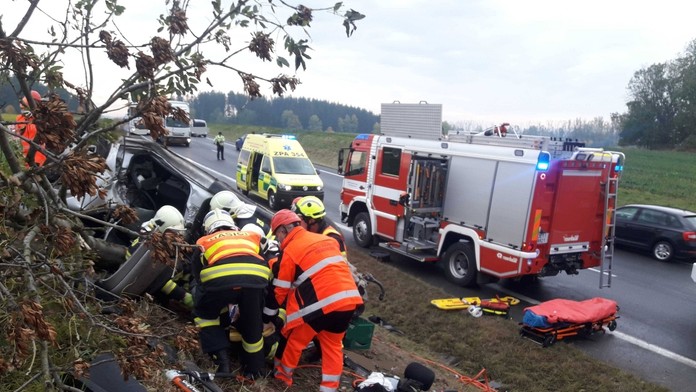 Silný vietor v Česku prevracia autá