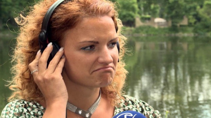 Marketingová odborníčka počúva hymnu Turčianskych Teplíc.