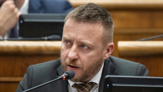 Český biochemik podal trestné oznámenie na Kotlára za výroky o vakcínach. Podozrieva ho zo šírenia poplašnej správy