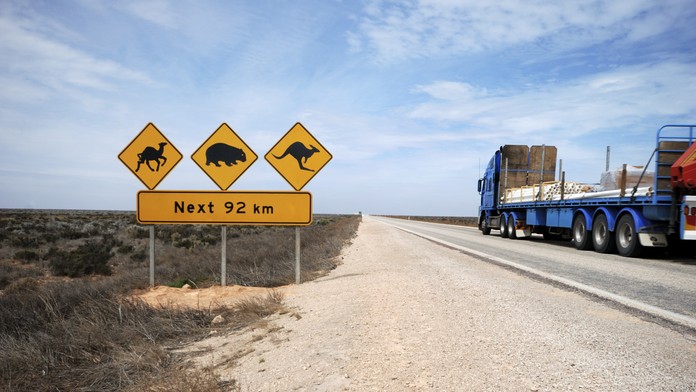 Čierny pasažier ukrytý v podvozku sa poriadne prerátal. Kamión mal stále zelenú, zastavil sa až po 400 kilometroch