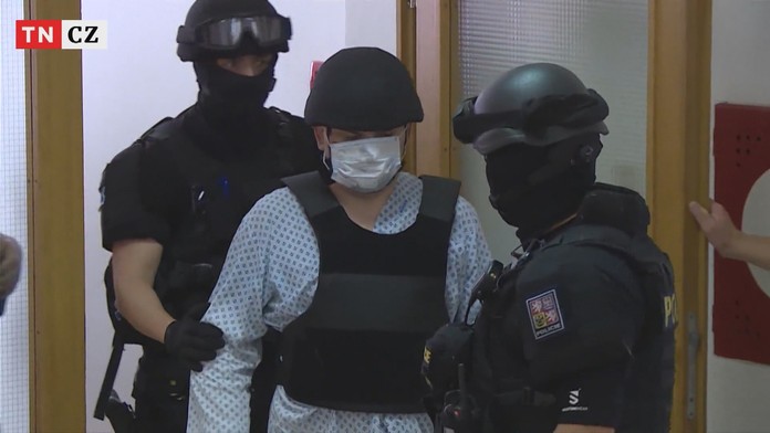 Podpaľač z Bohumína prichádza do súdnej siene.