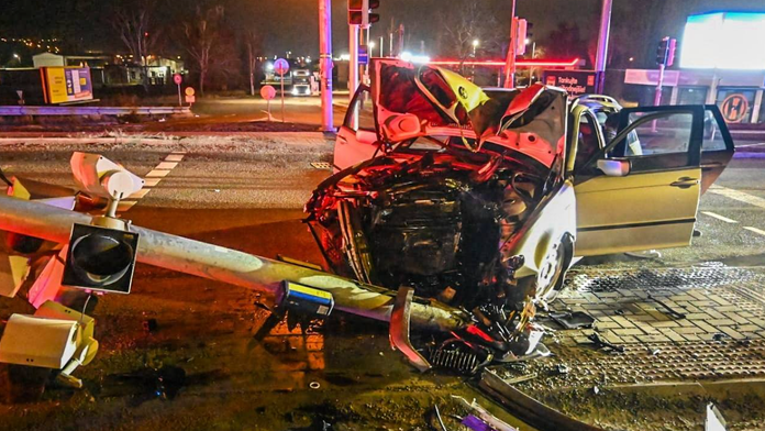 Na snímke zdemolované auto, ktorého vodič narazil do semafora.