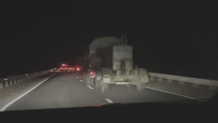 Záber z nočnej cesty.