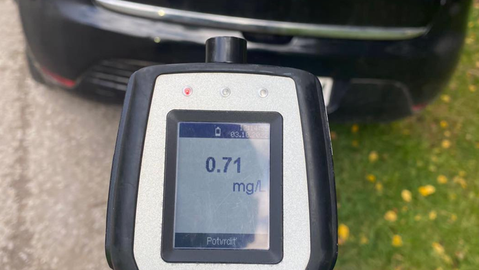 Opitý vodič jazdil pred základnou školou, ďalší po fľaši borovičky narazil do rampy