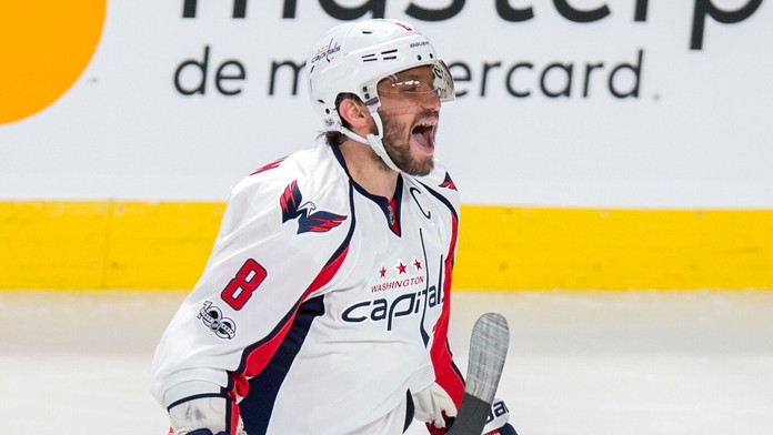 Alexander Ovečkin oslavuje svoj gólo do siete Montreal Canadiens.