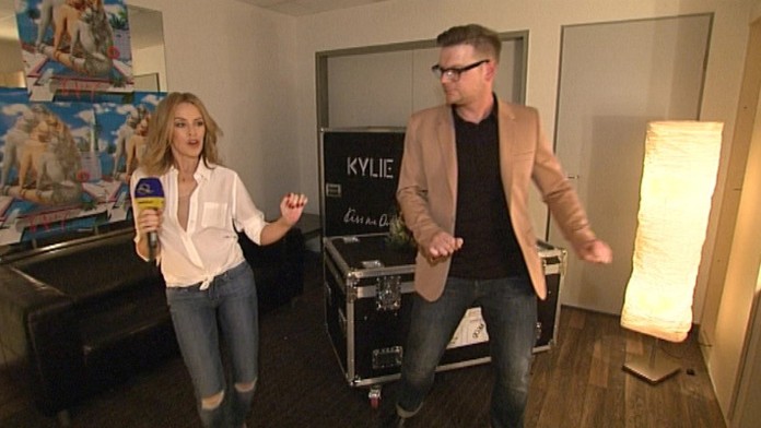 Kylie Minogue učí tancovať Borisa Prša.