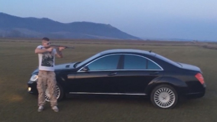 Betónové zátarasy niekto odtiahol z cesty.