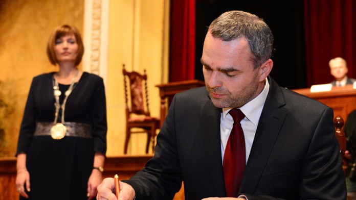 Bývalý hokejista René Pucher podpisuje sľub prešovského poslanca